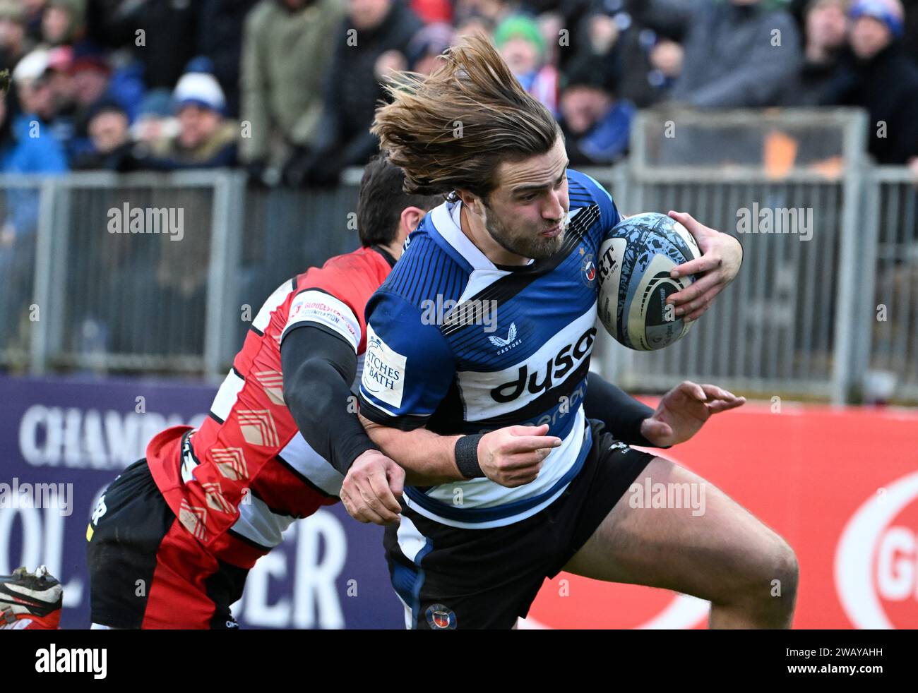 Bath, Somerset, UK. 7th January 2024, The Recreation Ground, Bath, Somerset, England; Gallagher Premiership Rugby, Bath versus Gloucester; Tom de Glanville of Bath scores a try under pressure from Santi Carreras of Gloucester for 5-7 in 31st minute Credit: Action Plus Sports Images/Alamy Live News Stock Photo