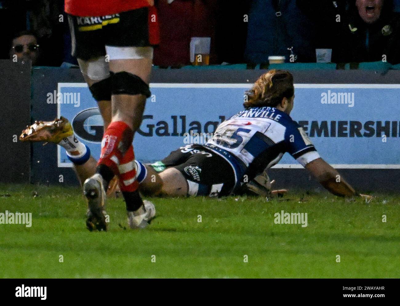 Bath, Somerset, UK. 7th January 2024, The Recreation Ground, Bath, Somerset, England; Gallagher Premiership Rugby, Bath versus Gloucester; Tom de Glanville of Bath dives to score a try for 17-10 in 61st minute Credit: Action Plus Sports Images/Alamy Live News Stock Photo