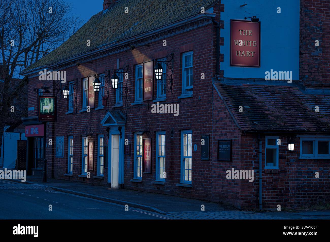 The White Hart Pub in Thatcham during Blue Hour Stock Photo