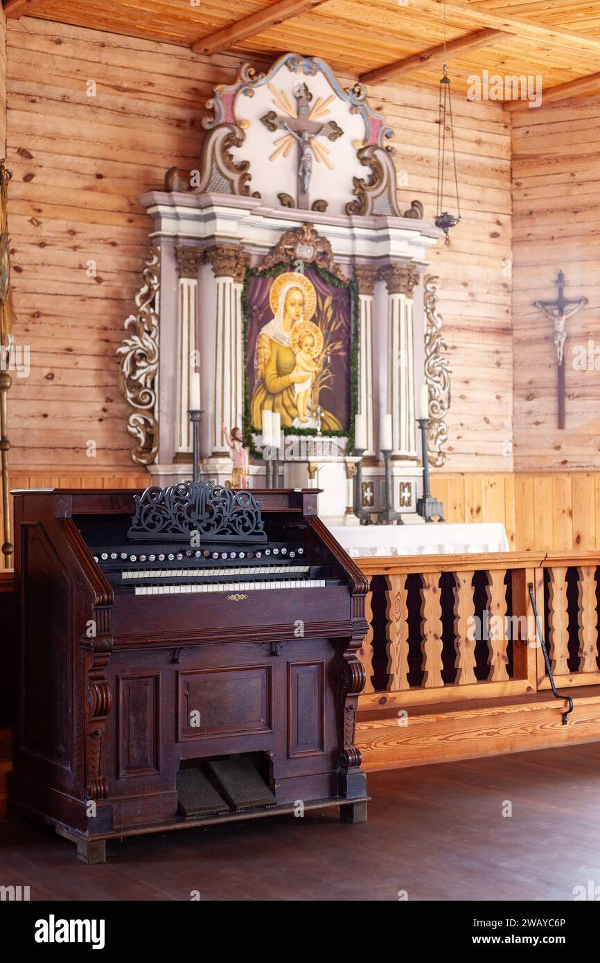 Church altar light hi-res stock photography and images - Alamy