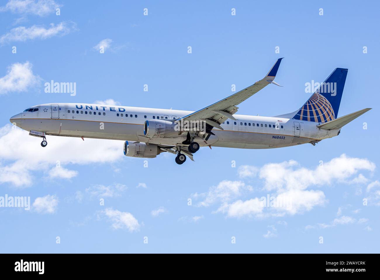 N68452 United Airlines Boeing 737-924ER(WL) landing at Palm Springs (PSP/KPSP) Stock Photo