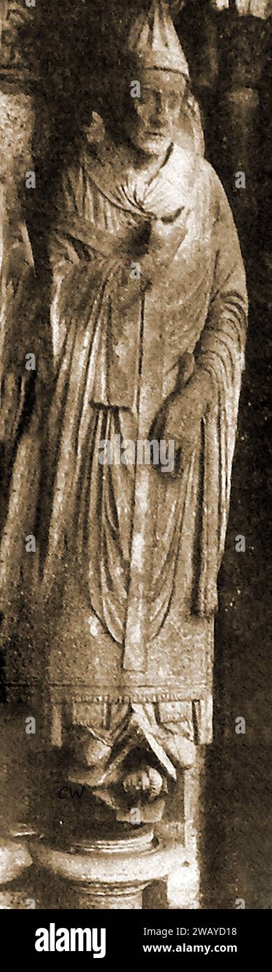 Chartes Cathedral, France in 1947 - A statue of St Gregory -Cathédrale de Chartres, France en 1947 - Une statue de Saint Grégoire Stock Photo