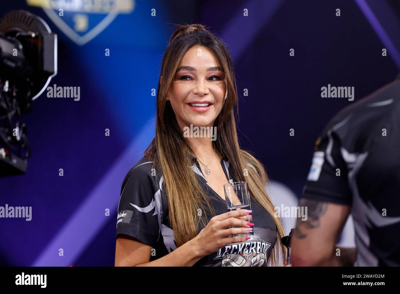 Moderatorin Verona Pooth bei der Pro7 Promi Darts WM 2024 übertragen