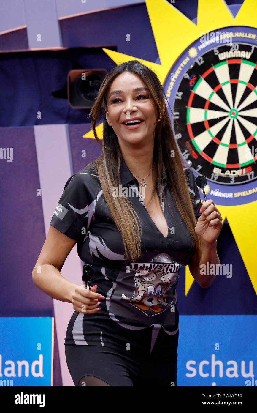 Moderatorin Verona Pooth bei der Pro7 Promi Darts WM 2024 übertragen