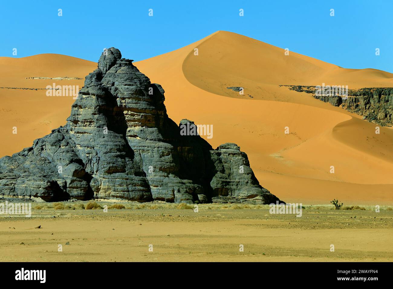 SAND DUNES IN THE SAHARA DESERT IN ALGERIA AROUND DJANET OASIS AND ...