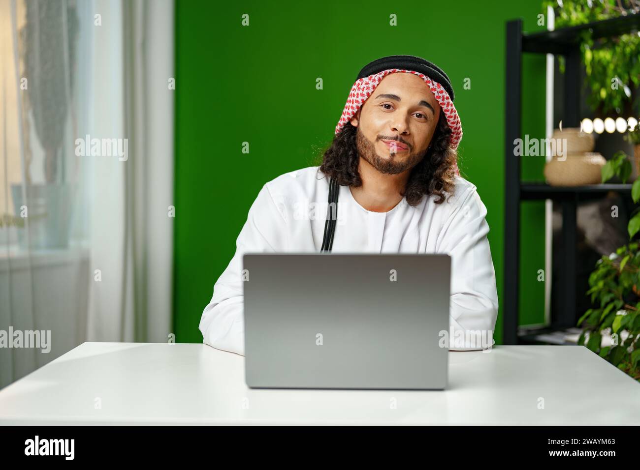 Arab On Computer Emirati traditional and modern dress hi-res stock photography and ...