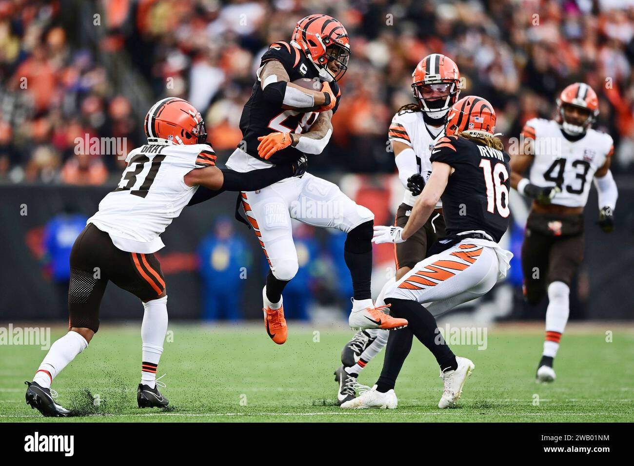 Cincinnati Bengals running back Joe Mixon (28) carries the ball against Cleveland Browns safety