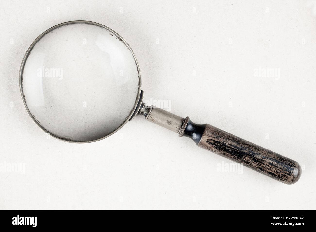 Antique vintage magnifying glass on paper background Stock Photo - Alamy