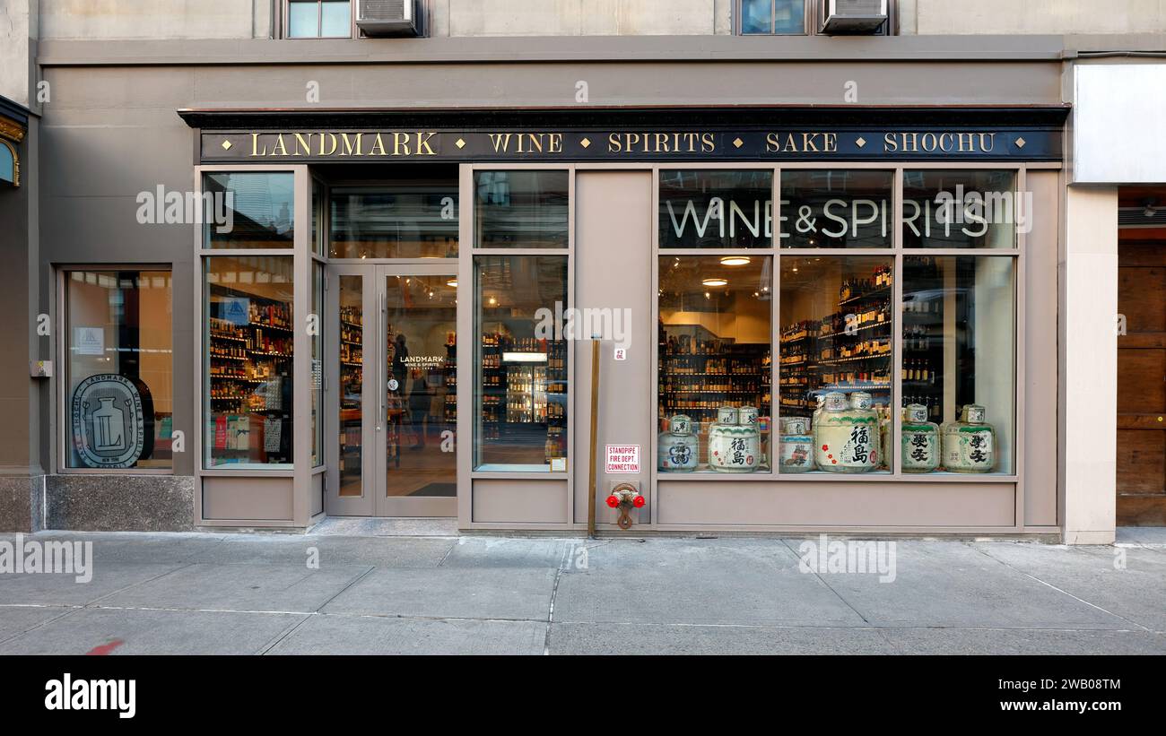 Landmark Wine & Spirits + Minoru's Sake Shop, 208 W 23rd St, New York, a liquor store in Manhattan's Chelsea neighborhood. Stock Photo