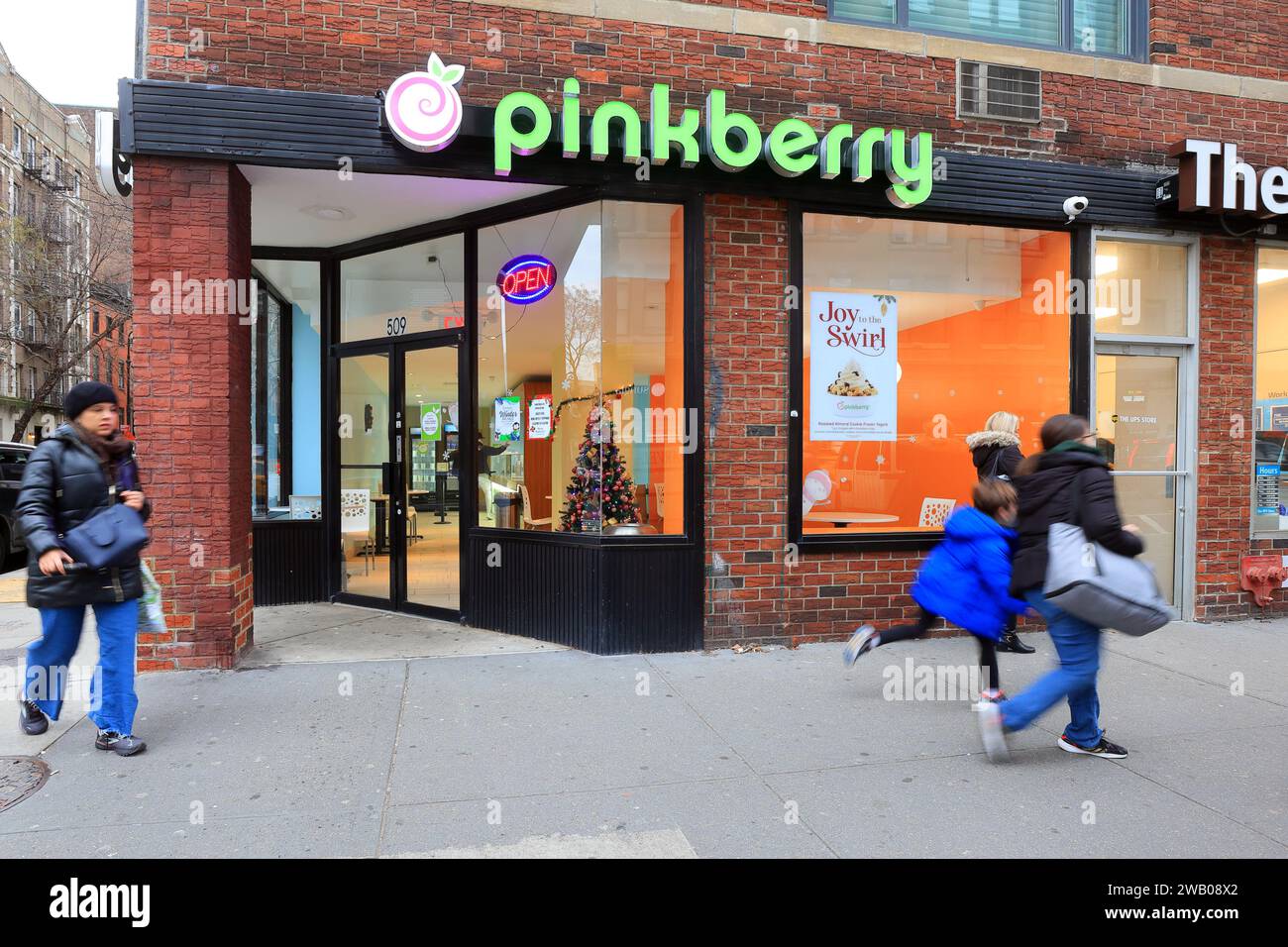 People outside a Pinkberry frozen yogurt franchise shop at 509 6th Ave, New York in Manhattan's Greenwich Village neighborhood. Stock Photo