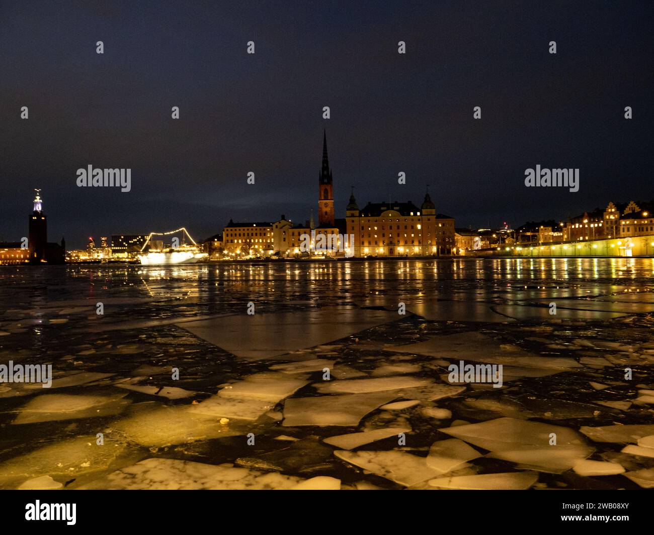 Illuminated during the night hi-res stock photography and images - Alamy