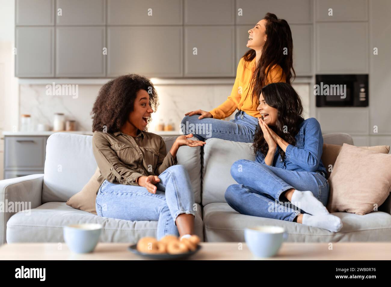 Ladies at tea party hi-res stock photography and images - Alamy