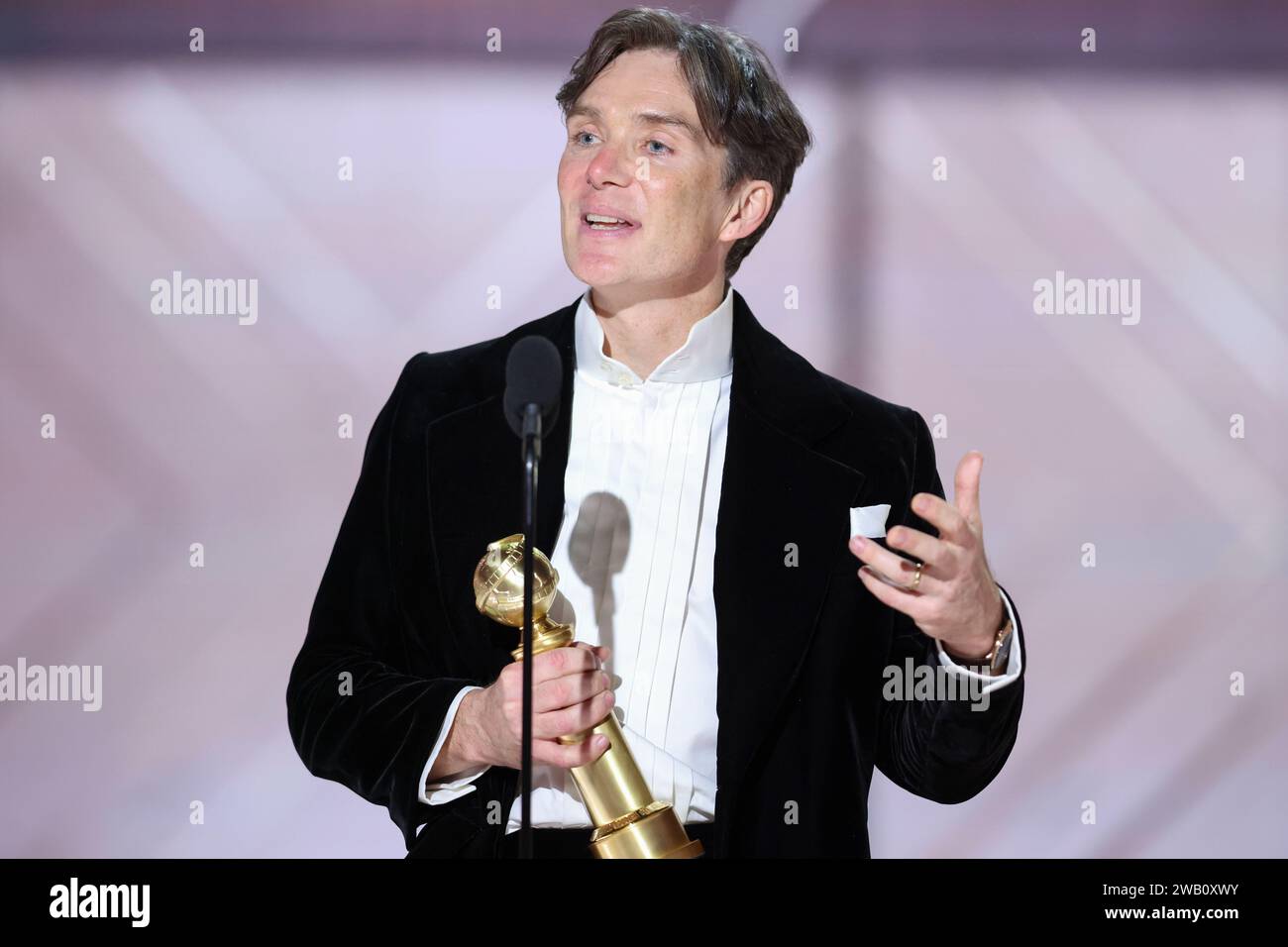 Beverly Hills, United States. 07th Jan, 2024. Cillian Murphy accepts ...