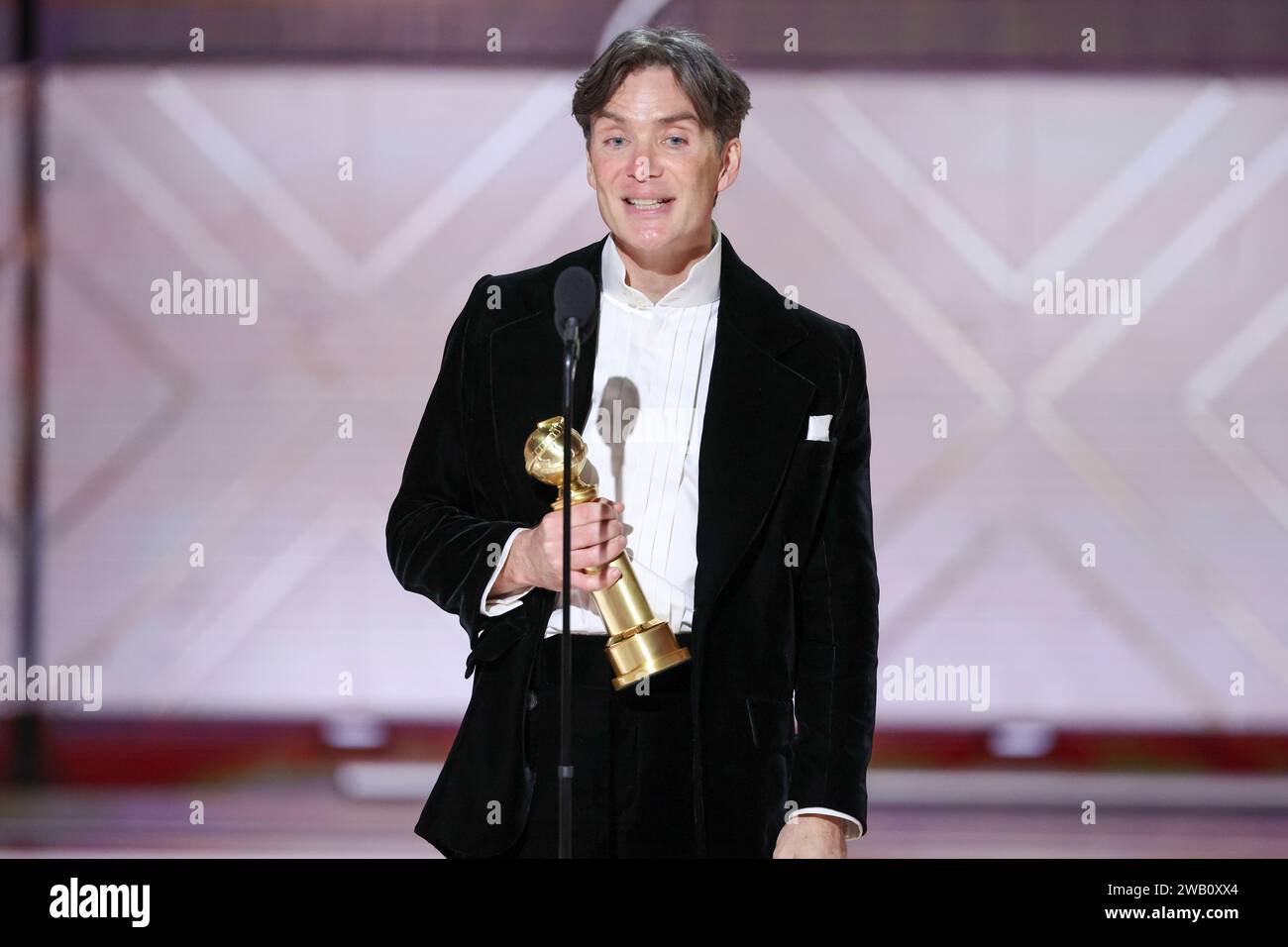 Beverly Hills, United States. 07th Jan, 2024. Cillian Murphy accepts ...