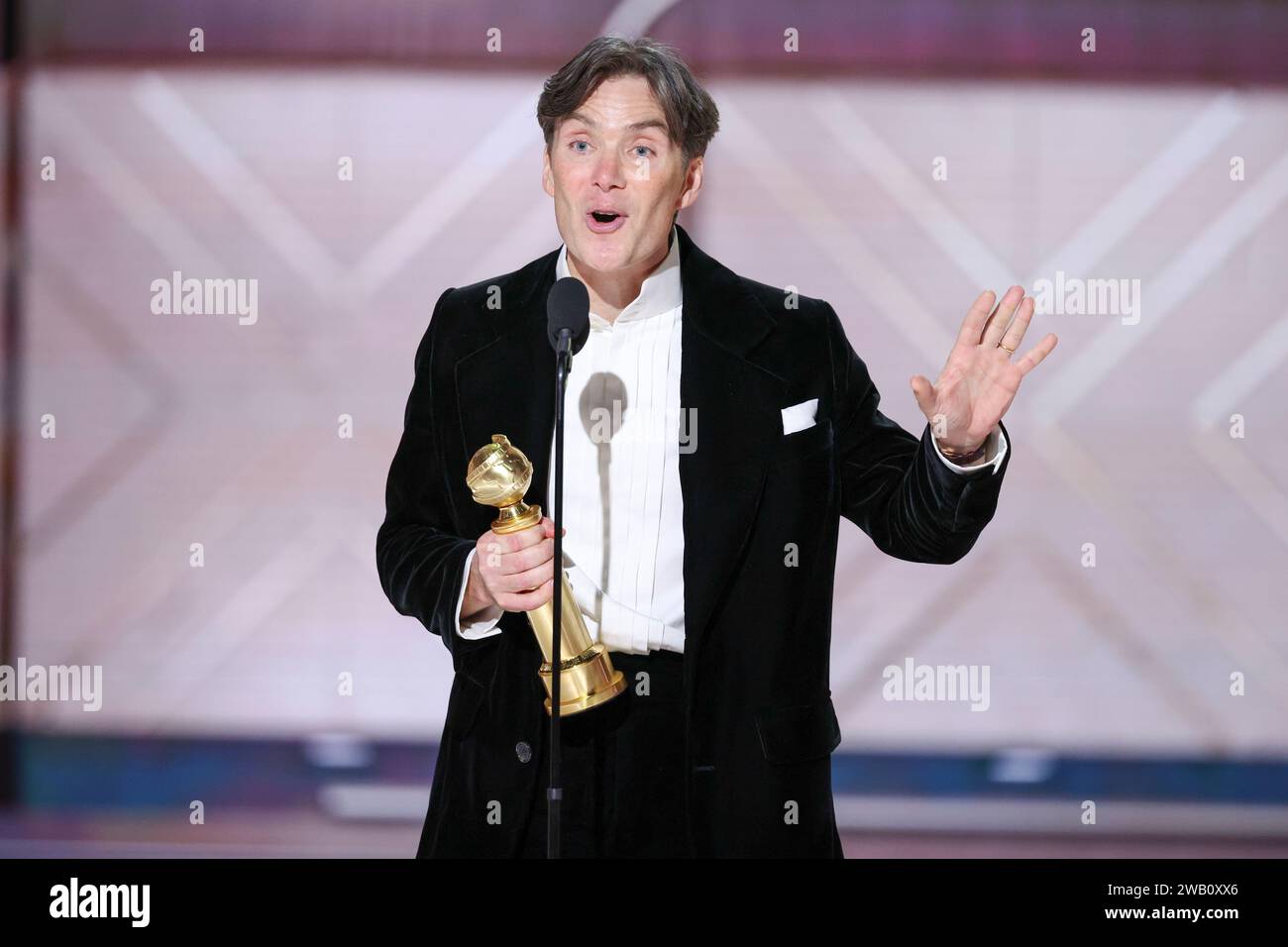 Beverly Hills, United States. 07th Jan, 2024. Cillian Murphy accepts ...