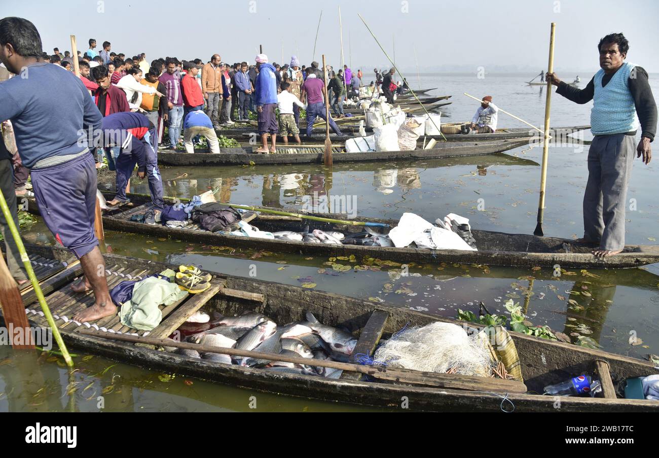 January 7, 2024, Guwahati, Guwahati, India: Local people gather to buy fishes at Deeporbeel during annual fishing ahead of the Magh Bihu celebration at outskirt of Guwahati city India on Sunday 7th January 2024. (Credit Image: © Dasarath Deka/ZUMA Press Wire) EDITORIAL USAGE ONLY! Not for Commercial USAGE! Stock Photo
