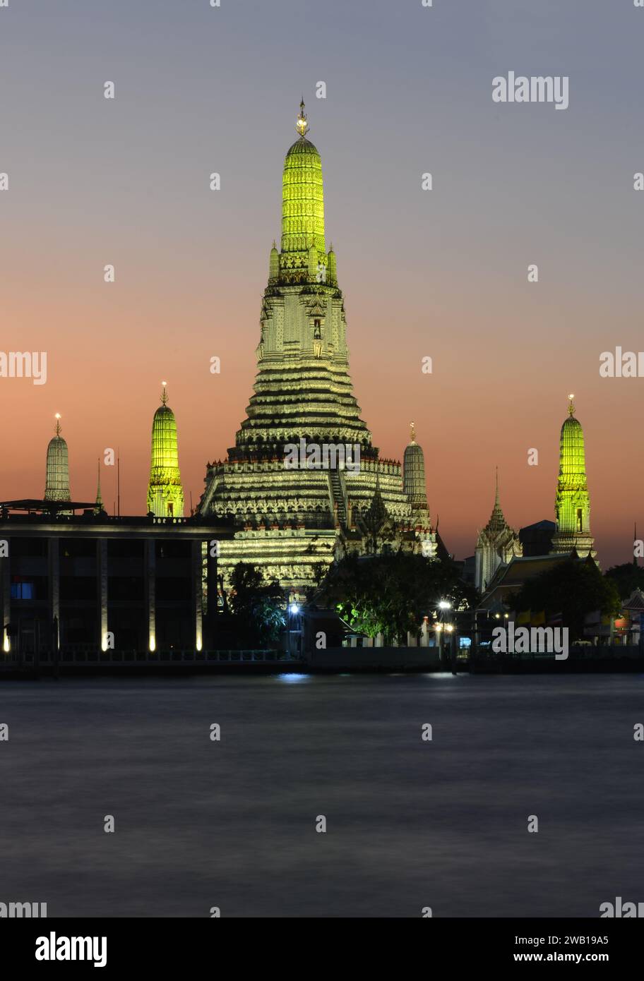 Wat Arun (Temple of Dawn) on the banks of the Chao Phraya River in Bangkok, Thailand. Stock Photo