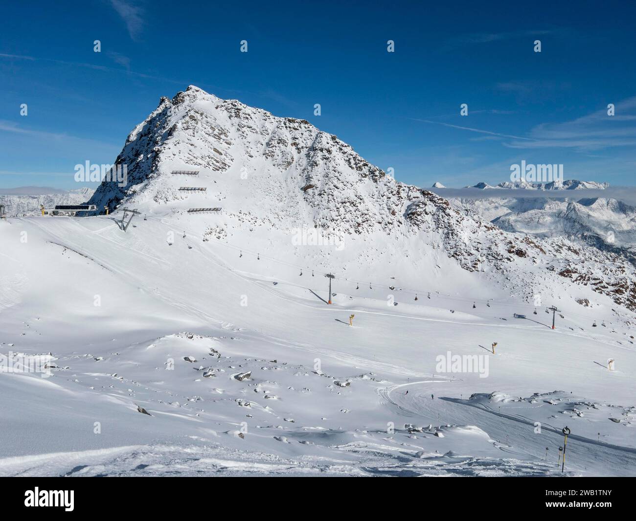 Rettenbachfenrer glacier ski area with Schwarze Schneid gondola lift, Soelden, Tyrol Stock Photo