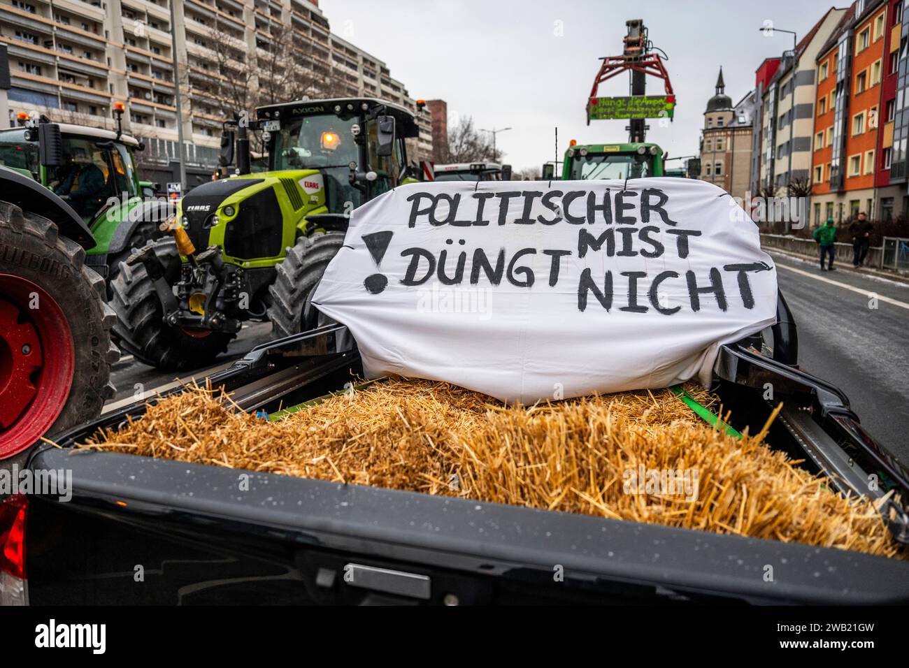 BUNDESWEITE BAUERNPROTESTE IN ERFURT 08/01/2024 - Erfurt: Die bundesweiten Bauernproteste unter dem Motto ãGenug ist genug Demonstration gegen Agrardieselkürzung & Streichung der grünen KennzeichenÒ am 8. Januar 2024 in Erfurt. Auf dem Juri-Gagarin-Ring in Erfurt haben sich die Bauern mit ihren Traktoren aufgestellt. Auf der Ladefläche eines Pickups liegt Stroh und ein Plakat mit der Aufschrift ãPolitischer Mist düngt nichtÒ. /                   *** FEDERAL FARMERS PROTESTS IN ERFURT 08 01 2024 Erfurt The nationwide farmers protests under the motto ÒEnough is enough Demonstration against agric Stock Photo