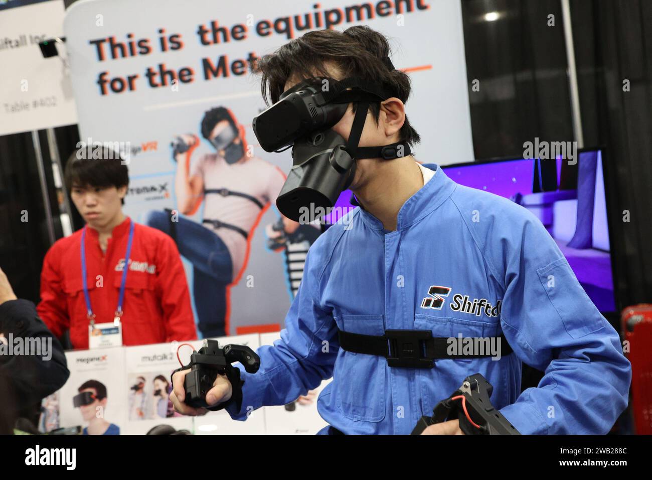 las-vegas-united-states-07th-jan-2024-an-exhibitor-demonstrates