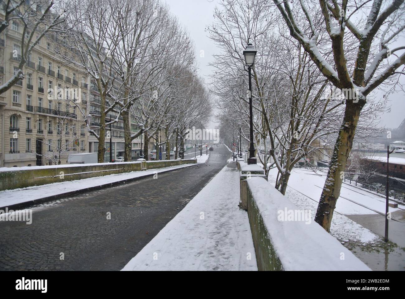 Unexpected snow in Paris. Voie Georges Pompidou at the Bir Hakeim Bridge. Stock Photo