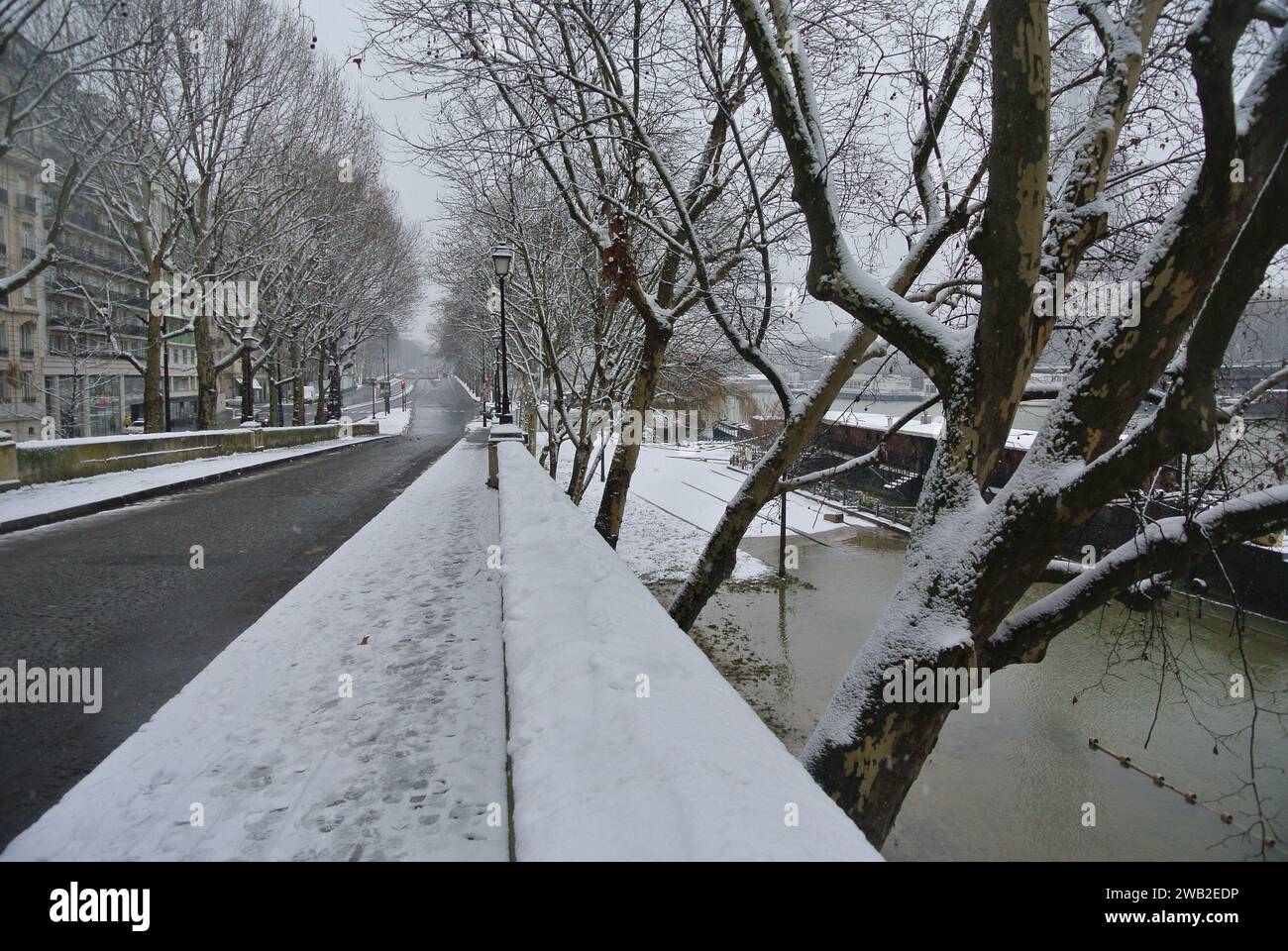 Unexpected snow in Paris. Voie Georges Pompidou at the Bir Hakeim Bridge. Stock Photo