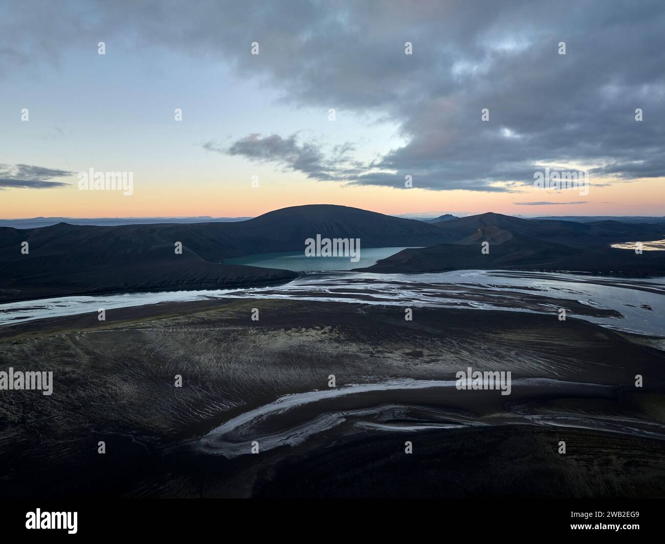Picturesque mountains and rivers hi-res stock photography and images ...