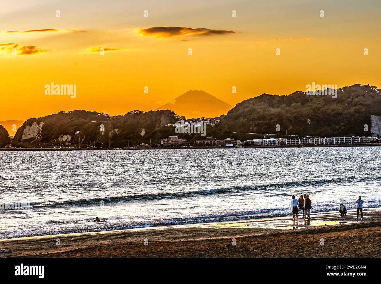 Kamakura beach hi-res stock photography and images - Alamy