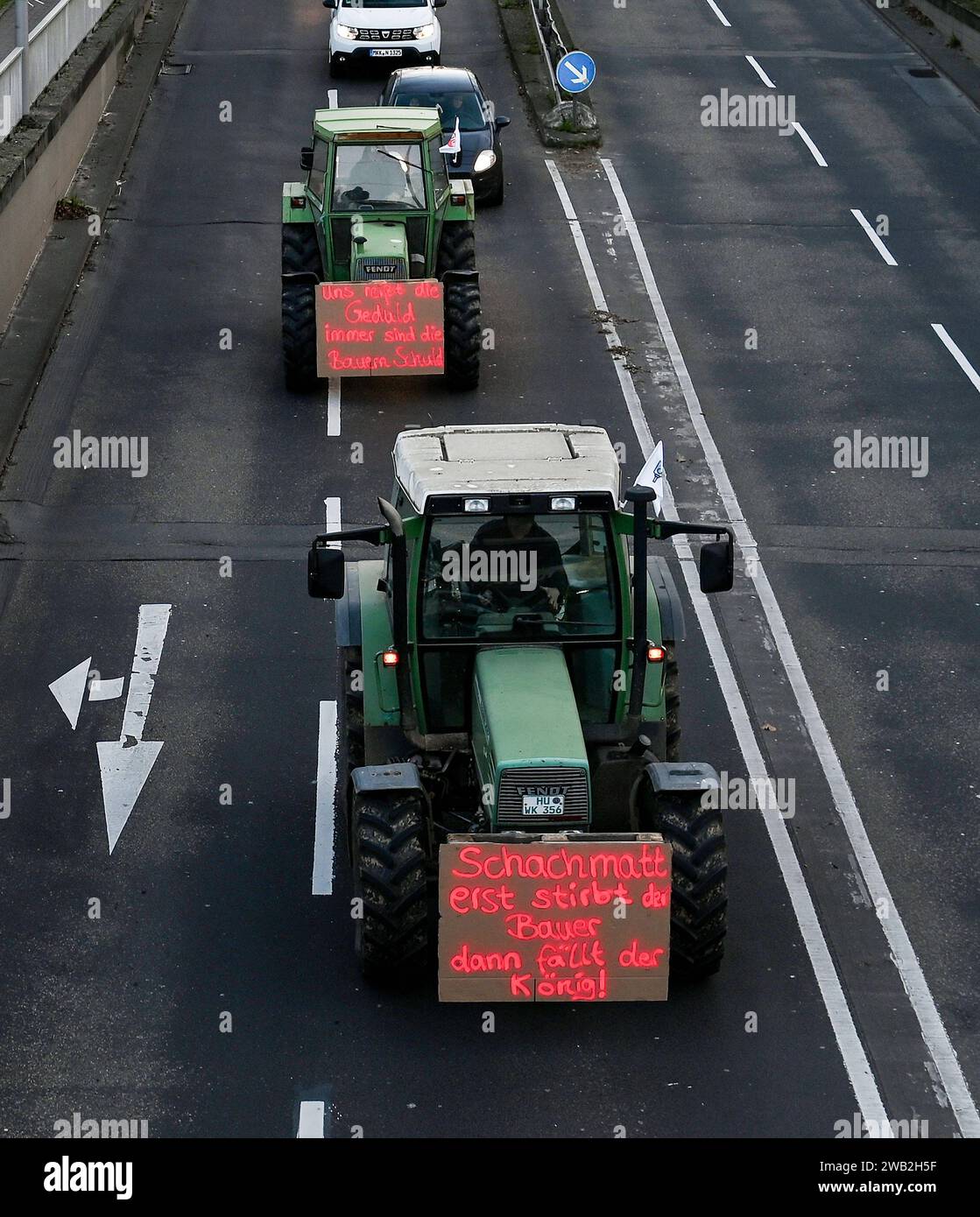 08.01.2024, xpsx, Lokal Hanau Protest der Heizungsbauer und Bauern, v.l. Streik Bauern Strassensperre Verkehrsprobleme Traktoren Traktor Behinderungen im Strassenverkehr Protest Convoy, Hanau Hessen Deutschland DEU *** 08 01 2024, xpsx, local Hanau protest of heating engineers and farmers, v l strike farmers roadblock traffic problems tractors tractor obstructions in road traffic protest convoy, Hanau Hessen Germany DEU Stock Photo