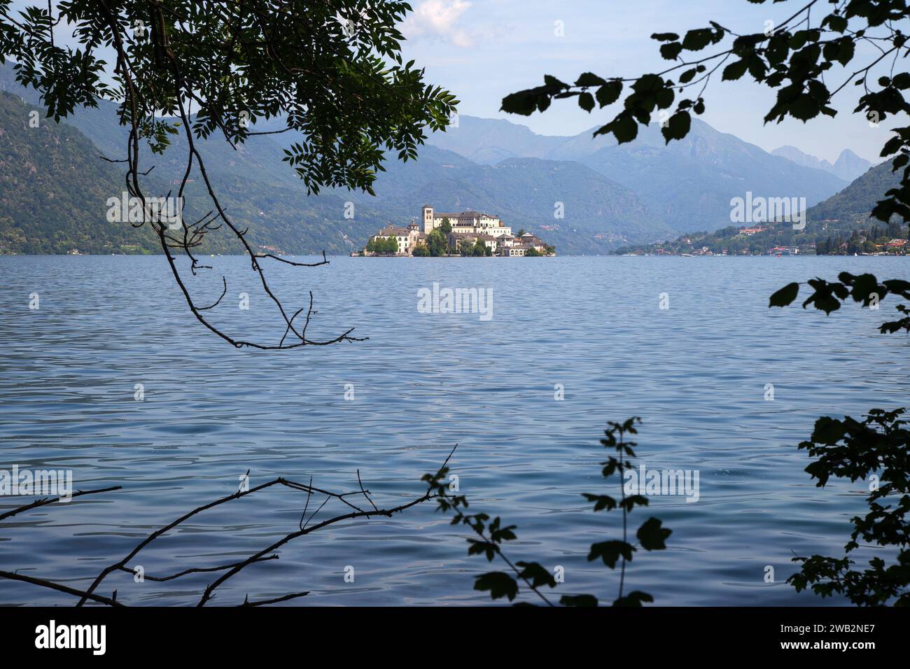 Vista Panoramica dell 'Isola di San Giulio sul Lago d' Orta in Piemonte Stock Photo