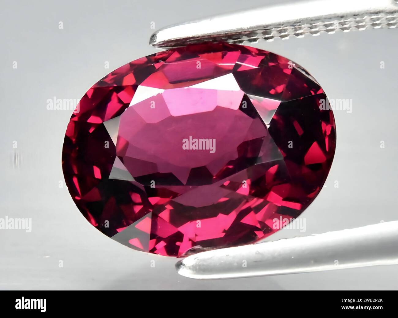 Pear cut red rhodolite hi-res stock photography and images - Alamy