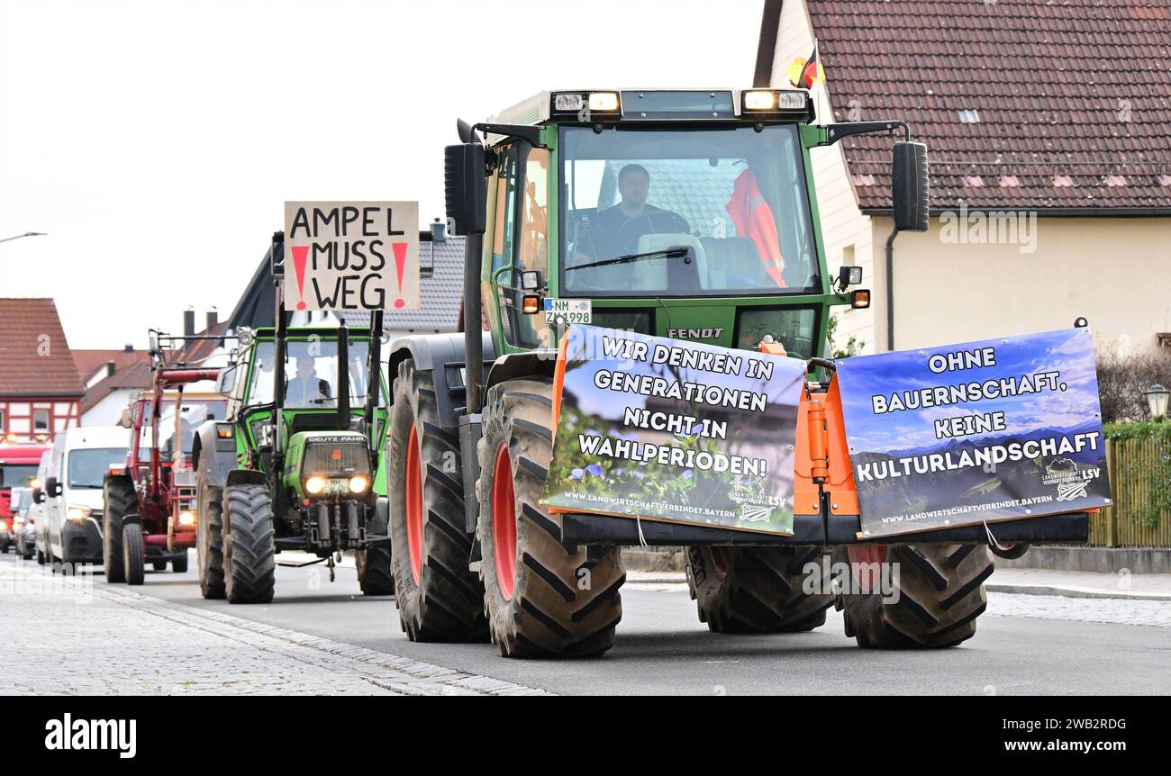 08.01.2024 --- Demo Demonstration Protest Sternfahrt Konvoj --- Bauern Landwirte fahren von Berching über Pollanten - Mühlhausen - Thannhausen - Freystadt - Möning - Seligenporten - Pyrbaum - Postbauer Heng nach Neumarkt in der Oberpfalz --- Protest gegen die Steichung von Subventionen durch die Ampel Regierung --- Foto: Sport-/Pressefoto Wolfgang Zink / WoZi --- xwoxzix --- Tafel Banner Spruch - Ampel muss weg - Wir denken in Generationen nicht Wahlperioden - Ohne Bauernschaft keine Kulturlandschaft Landwirte Bauen - Protest - Sternfahrt nach Neumarkt in der Obepfalz *** 08 01 2024 demonstrat Stock Photo