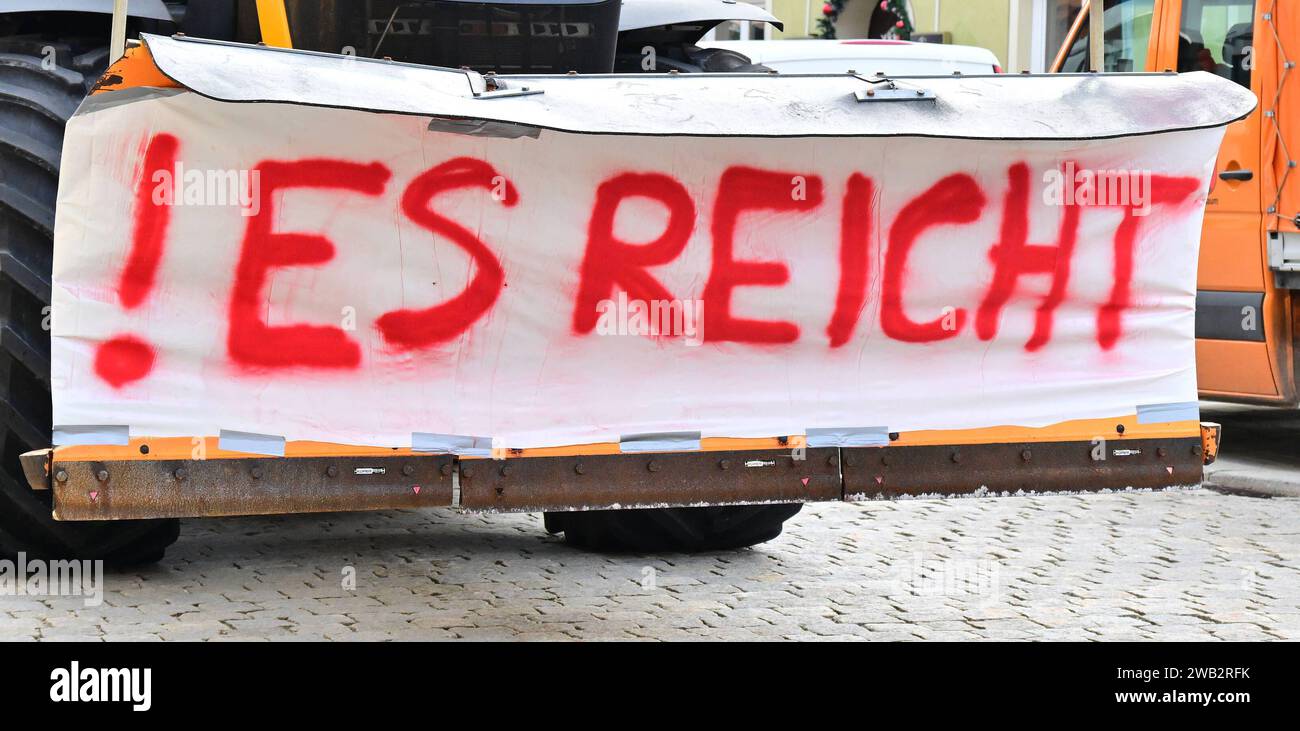 08.01.2024 --- Demo Demonstration Protest Sternfahrt Konvoj --- Bauern Landwirte fahren von Berching über Pollanten - Mühlhausen - Thannhausen - Freystadt - Möning - Seligenporten - Pyrbaum - Postbauer Heng nach Neumarkt in der Oberpfalz --- Protest gegen die Steichung von Subventionen durch die Ampel Regierung --- Foto: Sport-/Pressefoto Wolfgang Zink / WoZi --- xwoxzix --- ES REICHT Landwirte Bauen - Protest - Sternfahrt nach Neumarkt in der Obepfalz *** 08 01 2024 demonstration demonstration protest rally convoy farmers farmers drive from Berching via Pollanten Mühlhausen Thannhausen Freyst Stock Photo