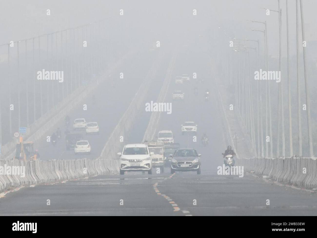 Patna, India. 05th Jan, 2024. PATNA, INDIA - JANUARY 4: Vehicles crossing in low visibility amid dense of fog at AIIMS flyover on January 4, 2024 in Patna, India. (Photo by Santosh Kumar/Hindustan Times/Sipa USA ) Credit: Sipa USA/Alamy Live News Stock Photo