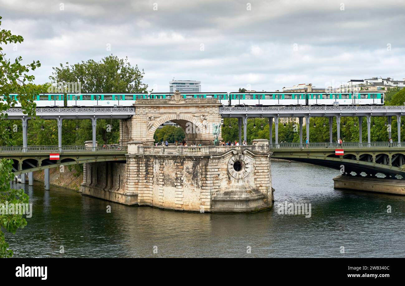 Train on Bir Hakeim bridge, Paris Stock Photo