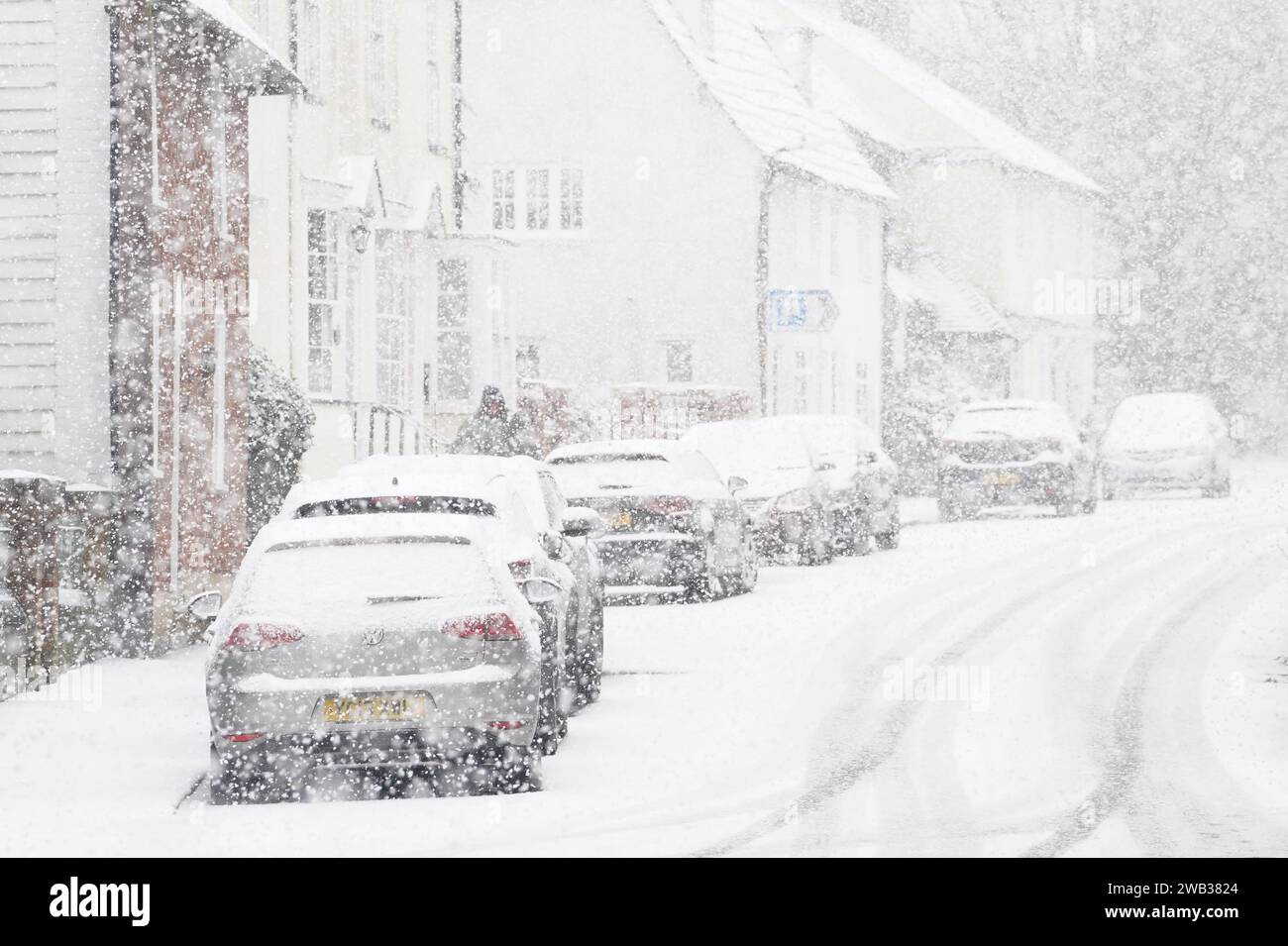 Cars parked during a snow flurry in Lenham, Kent. Sleet and snow showers have been forecast for parts of the country on Monday as some regions are still trying to grapple with flooding following intense rainfall. Picture date: Monday January 8, 2024. Stock Photo