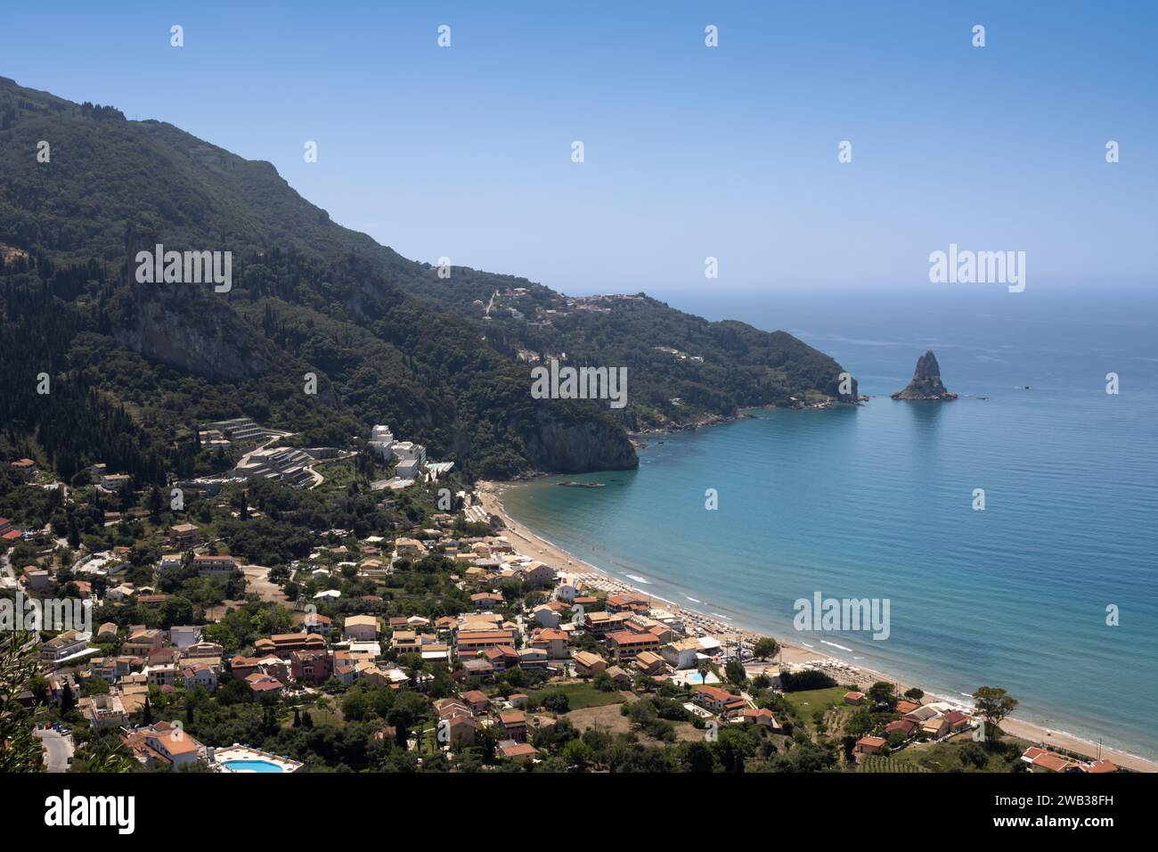 Tress on cliff hi-res stock photography and images - Alamy