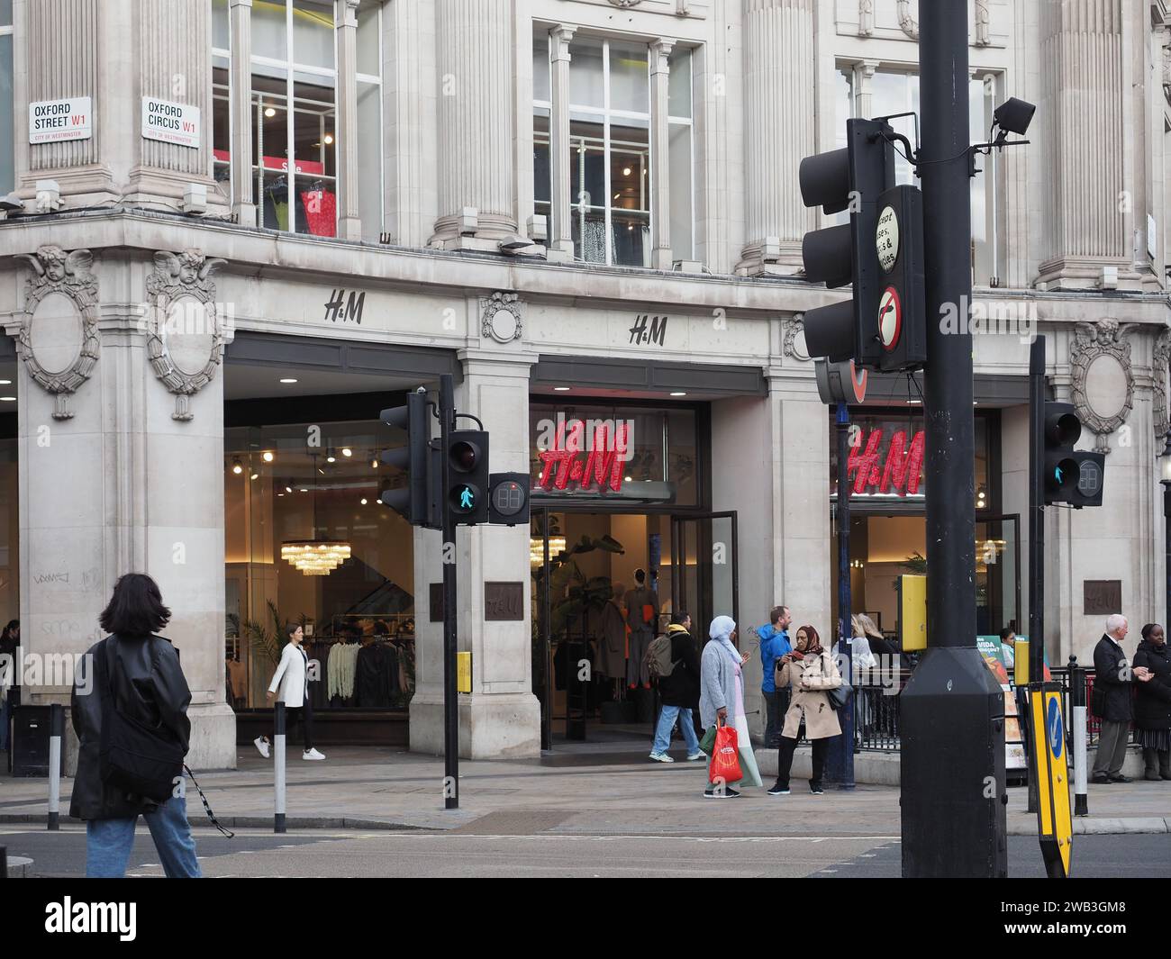H&m storefront hi-res stock photography and images - Alamy