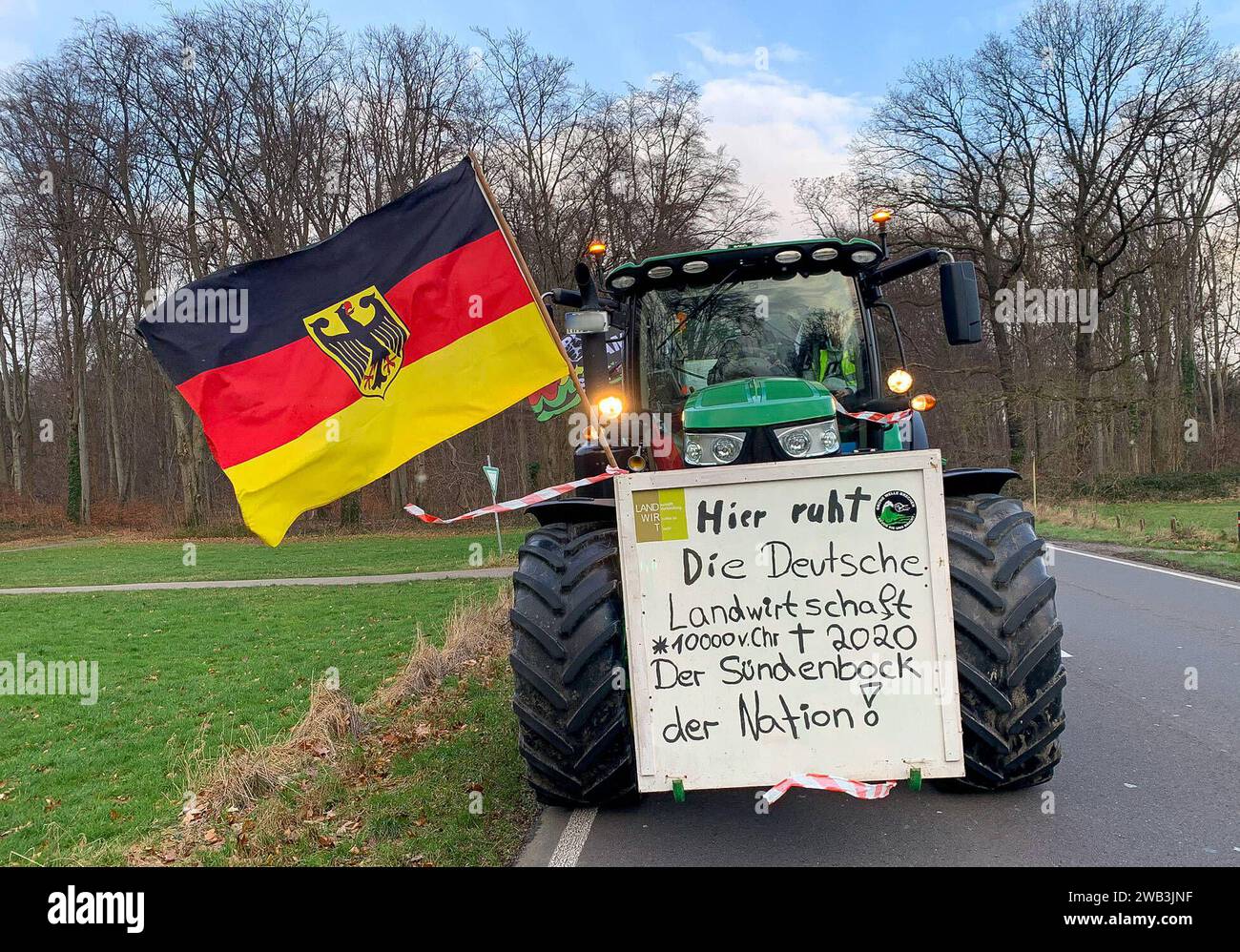 Bauernprotest Landwirte blockieren mit ihren Traktoren den Militärring ...