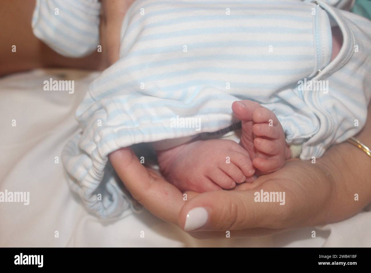 Newborn photos hospital hi-res stock photography and images - Alamy