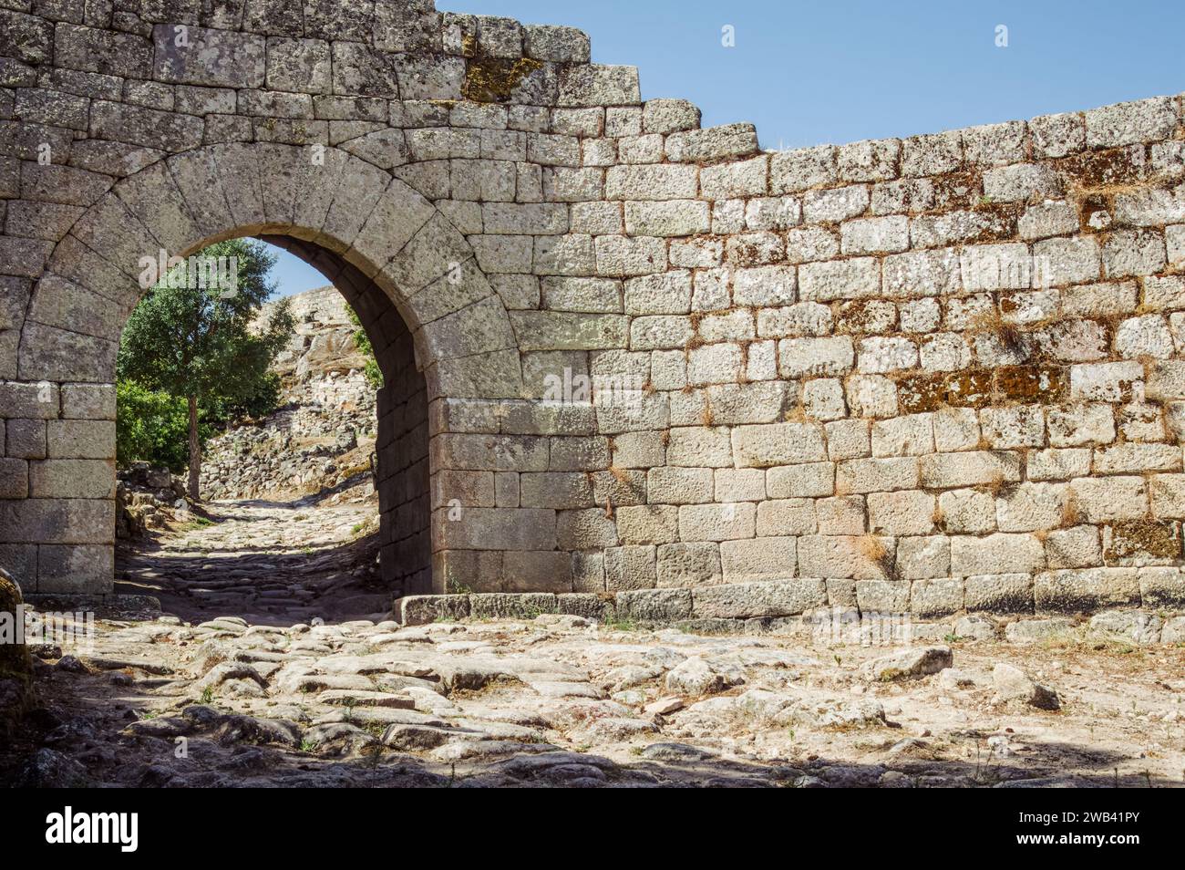 The gate and wall of the old village and castle of Carrazeda de Ansiães (Bragança, Portugal) Stock Photo