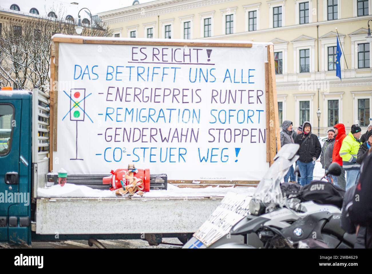 Schild: ' Es reicht! Das betrifft uns alle/Energiepreis runter/Remigration sofort/Genderwahn Stoppen/CO2-Steuer Weg! ' Am 8. Jannuar 2024 versammelten sich tausende Bauern, auf dem Odeonsplatz in München um gegen die Kürzungen und den Abbau der klimaschädlichen Subventionen der Ampel-Regierung in der Landwirtschaft zu protestieren. Große Teile von ihnen reisten mit dem Traktor an, diese wurden vom Odeonsplatz in der Ludwigsstraße und Leopoldstraße entlang geparkt. Für die ganze Woche sind Proteste in ganz Deutschland geplant. -- ' Enough is enough! This affects us all/Energy prices d Stock Photo