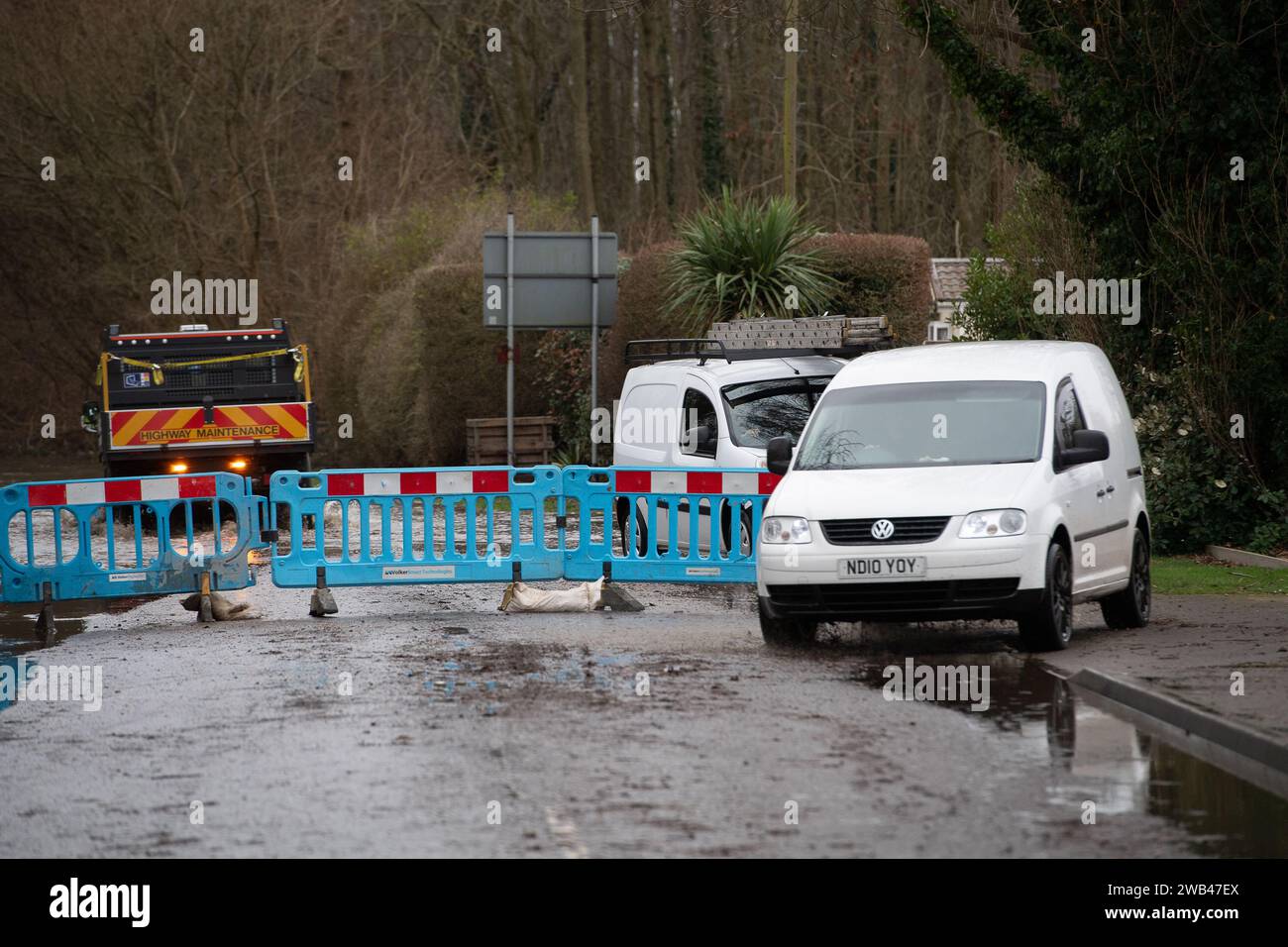 Horton, Wraysbury, Berkshire, UK. 8th January, 2024. A driver ignores a