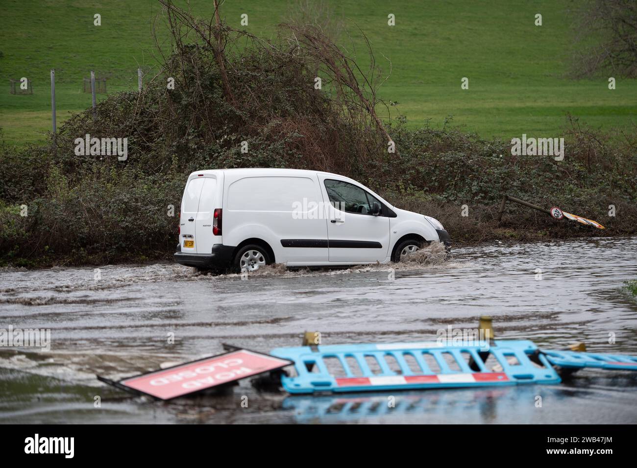 Uk transport despite flooding hires stock photography and images Alamy
