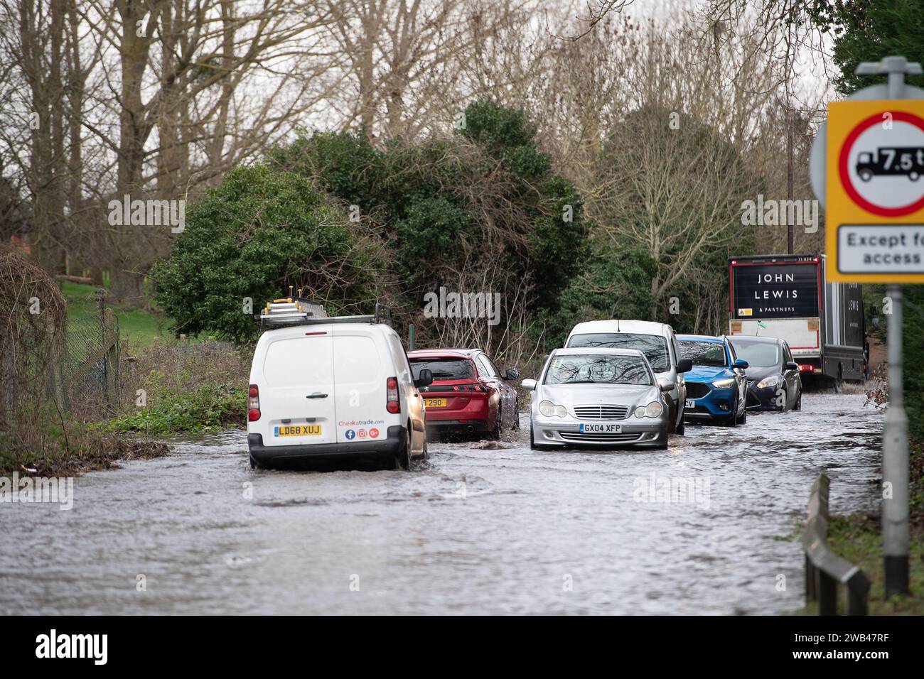 Horton, Wraysbury, Berkshire, UK. 8th January, 2024. Motorists drive
