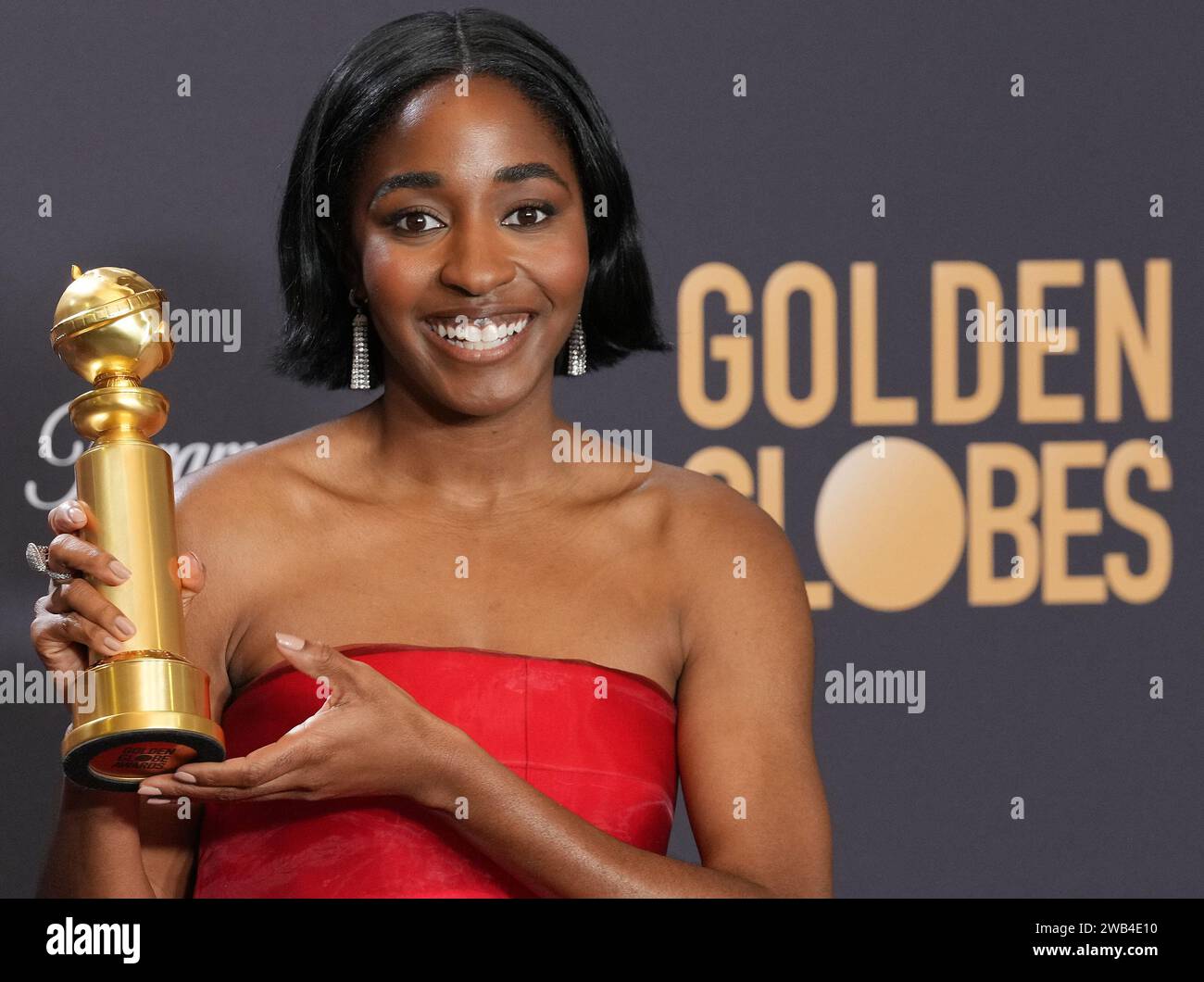 Los Angeles, USA. 07th Jan, 2024. Ayo Edebiri poses with the award for(02)