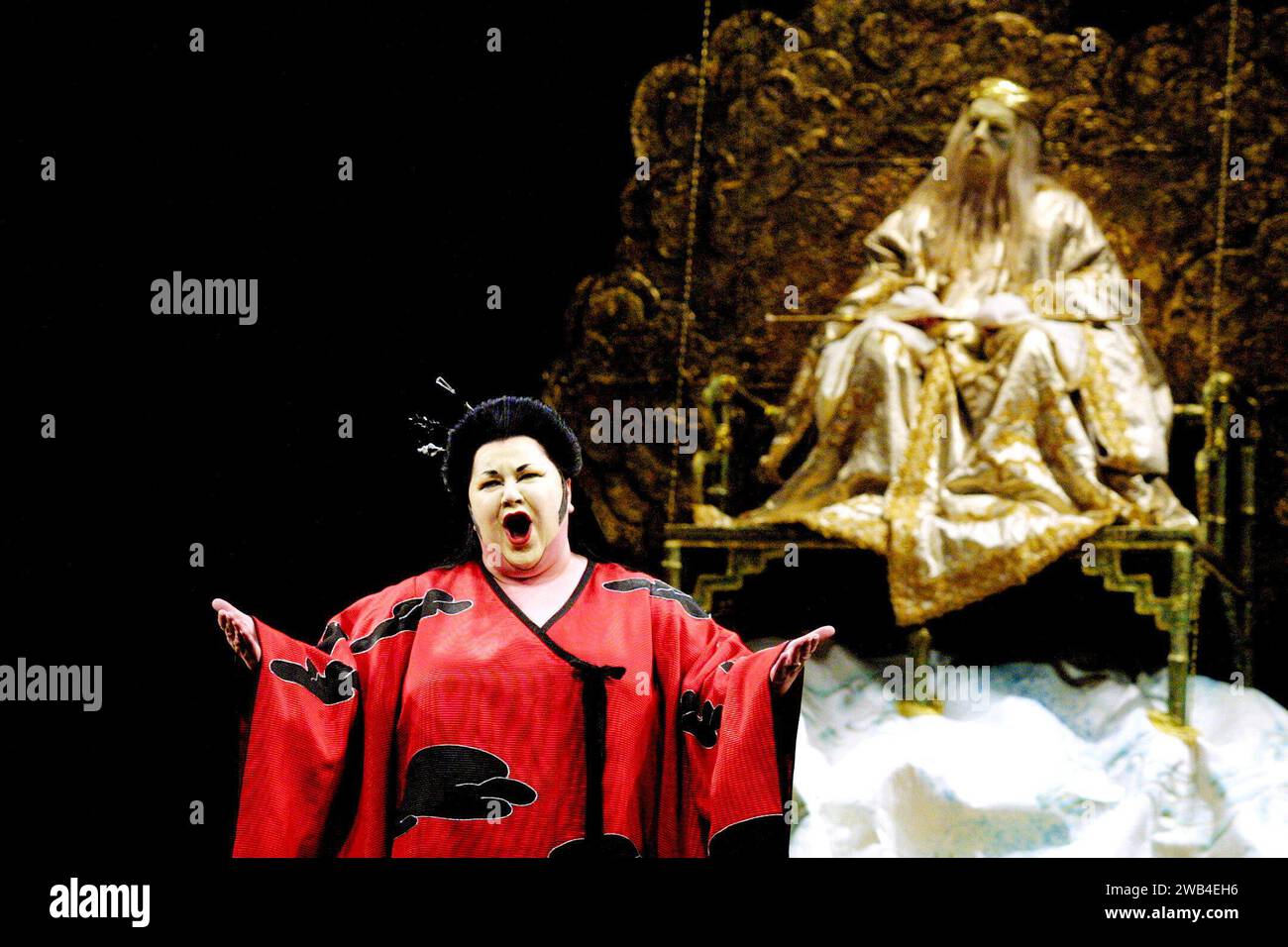 Jane Eaglen (Princess Turandot), Alasdair Elliott (The Emperor Altoum) in TURANDOT at The Royal Opera, Covent Garden, London WC2  19/02/2001 music: Giacomo Puccini  libretto: Giuseppe Adami & Renato Simoni  conductor: Christian Badea  design: Sally Jacobs  lighting: F Mitchell Dana  choreography: Kate Flatt  director: Andrei Serban Stock Photo