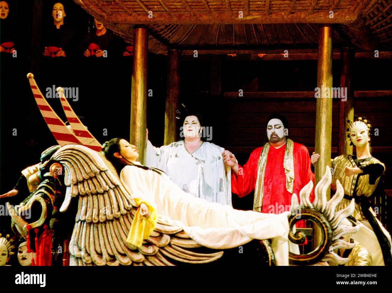 final scene - Liu's funeral cortege, l-r: Cristina Gallardo-Domas (Liu), Jane Eaglen (Princess Turandot), Dennis O'Neill (Calaf) in TURANDOT at The Royal Opera, Covent Garden, London WC2  19/02/2001 music: Giacomo Puccini  libretto: Giuseppe Adami & Renato Simoni  conductor: Christian Badea  design: Sally Jacobs  lighting: F Mitchell Dana  choreography: Kate Flatt  director: Andrei Serban Stock Photo