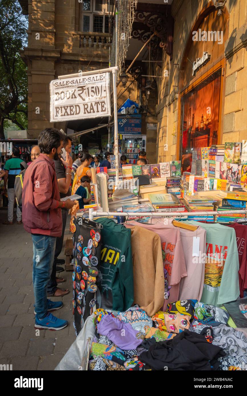 Mumbai, Maharashtra, India, Indian people at bookstore in the street