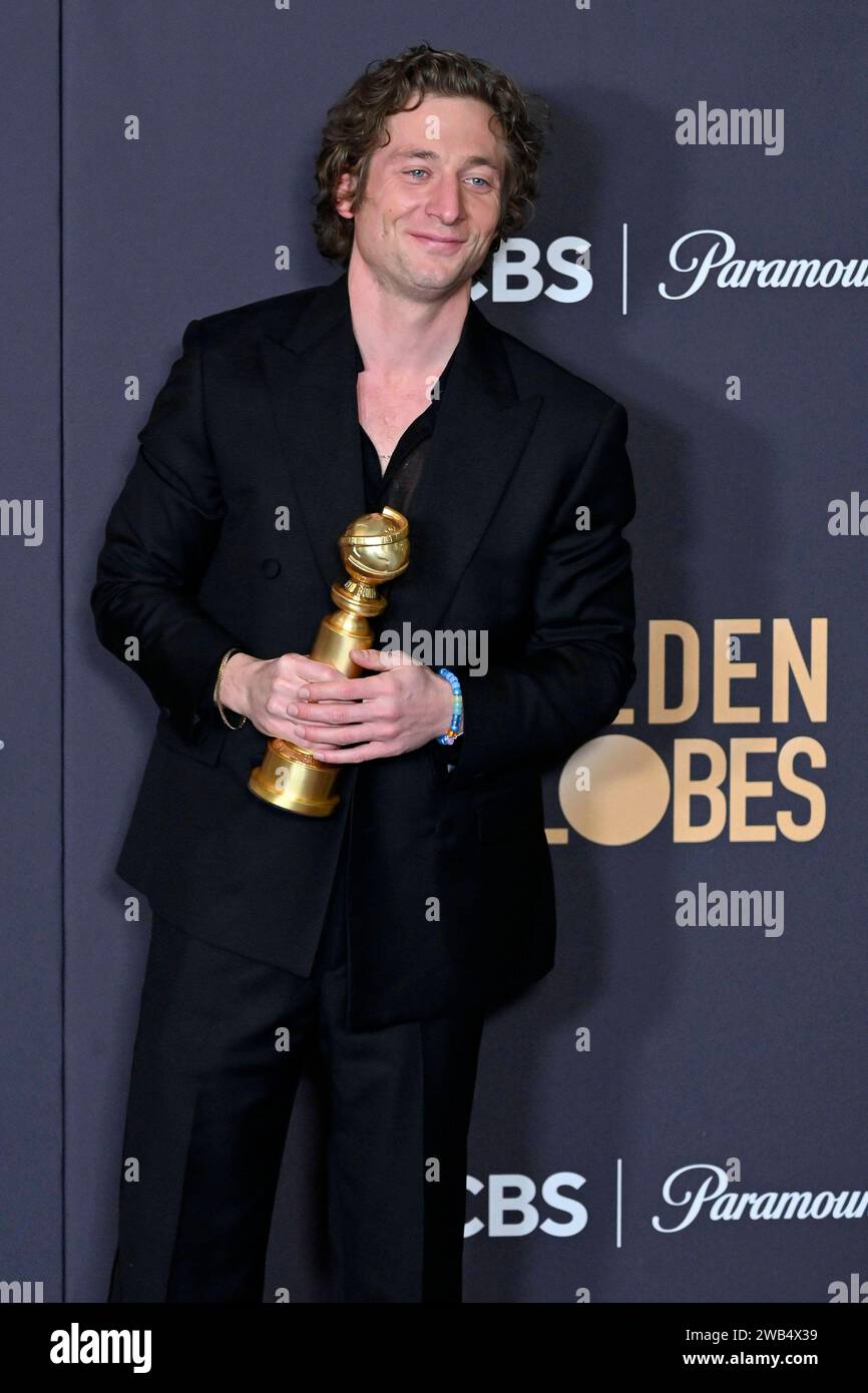 Jeremy Allen White mit dem Preis für den beste SerienHauptdarsteller in der Komödie The Bear